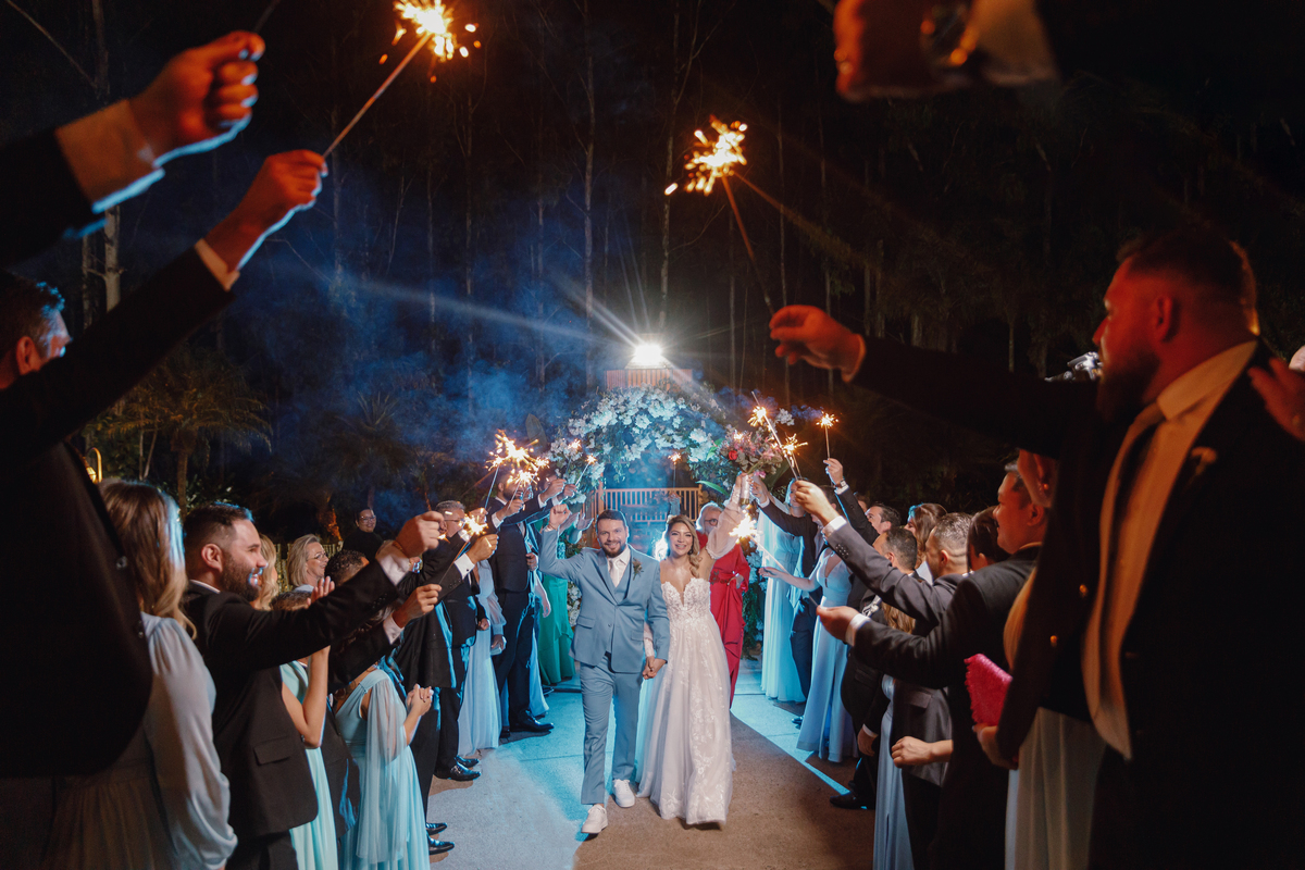 chegada dos noivos na festa de casamento eden garden maringá velas de faísca fotografo de casamentos