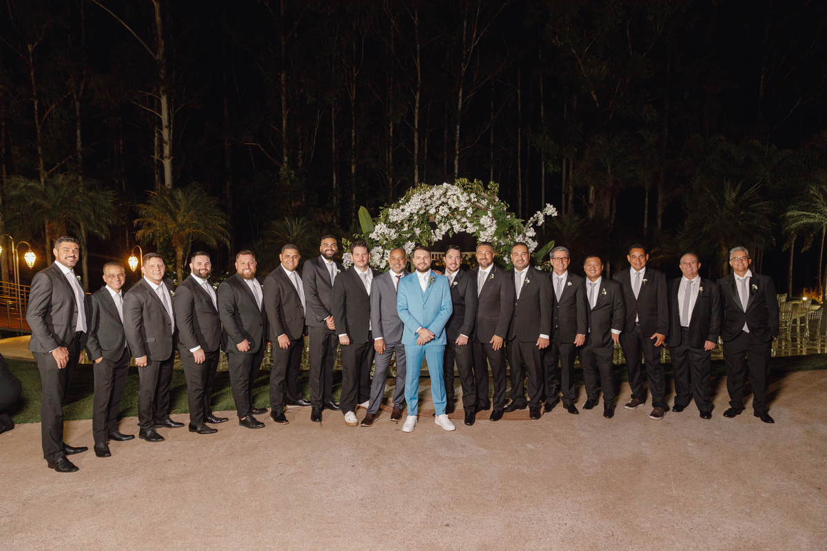 noivo de terno azul claro com padrinhos de preto casamentos em maringá