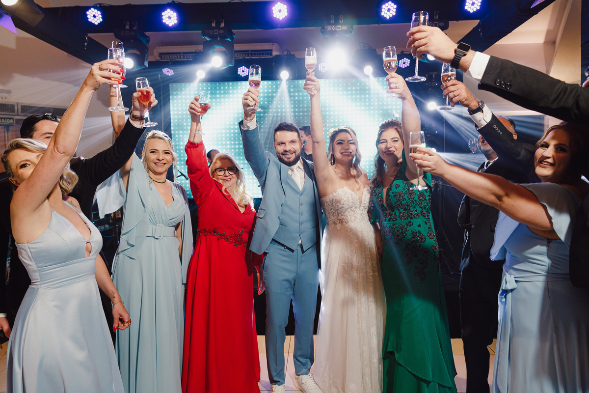 momento do brinde do casamento fotografo de casamentos em maringá