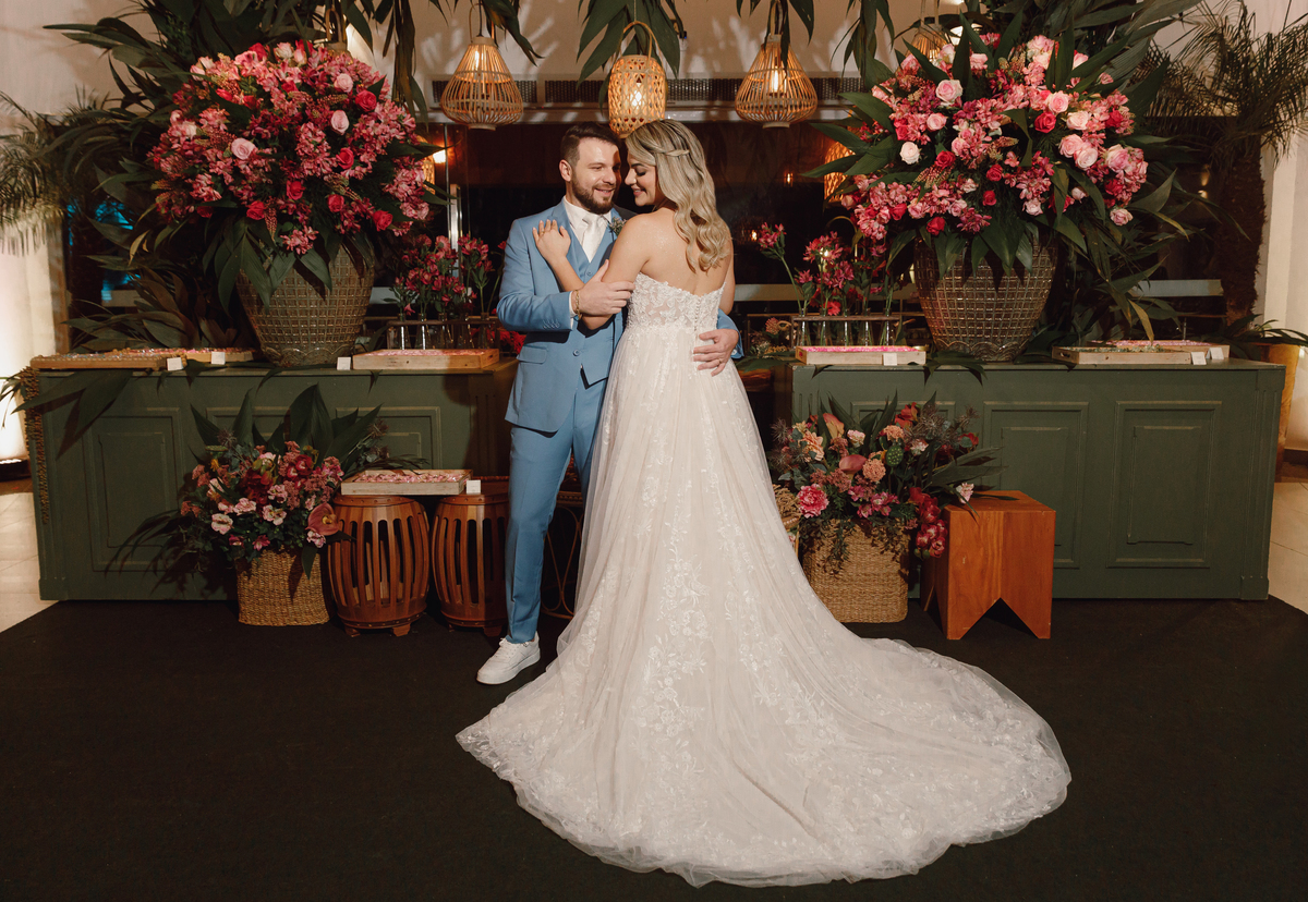 retrato dos noivos no casamento em maringá decoração estilo Boho flores rosas 