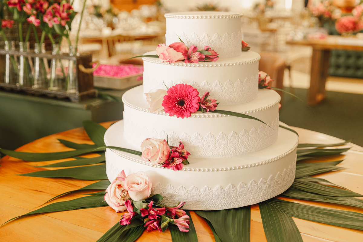 bolo de casamento estilo boho branco com flores rosas em maringá