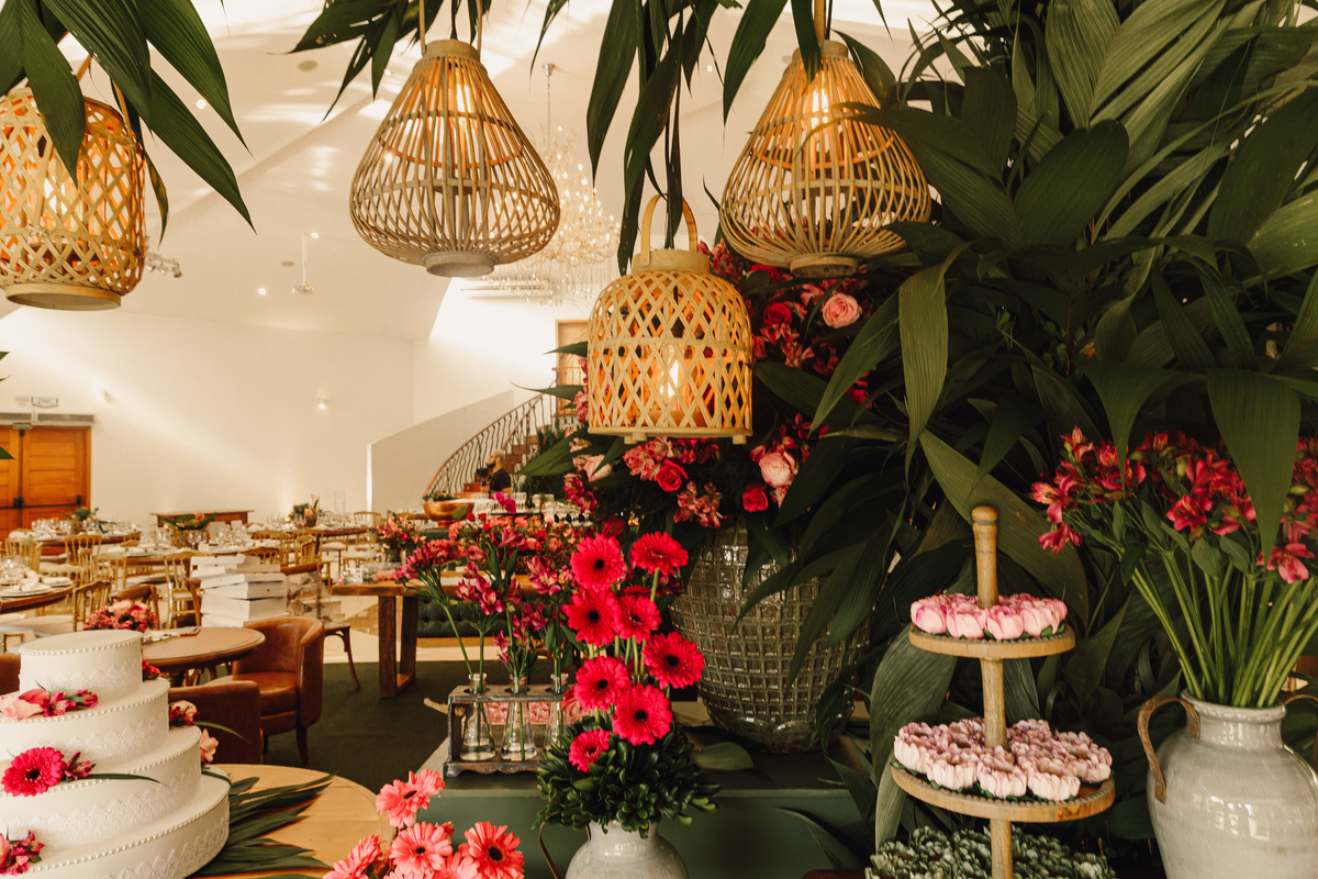 decoração de casamento estilo boho vermelho rosa e verde escuro