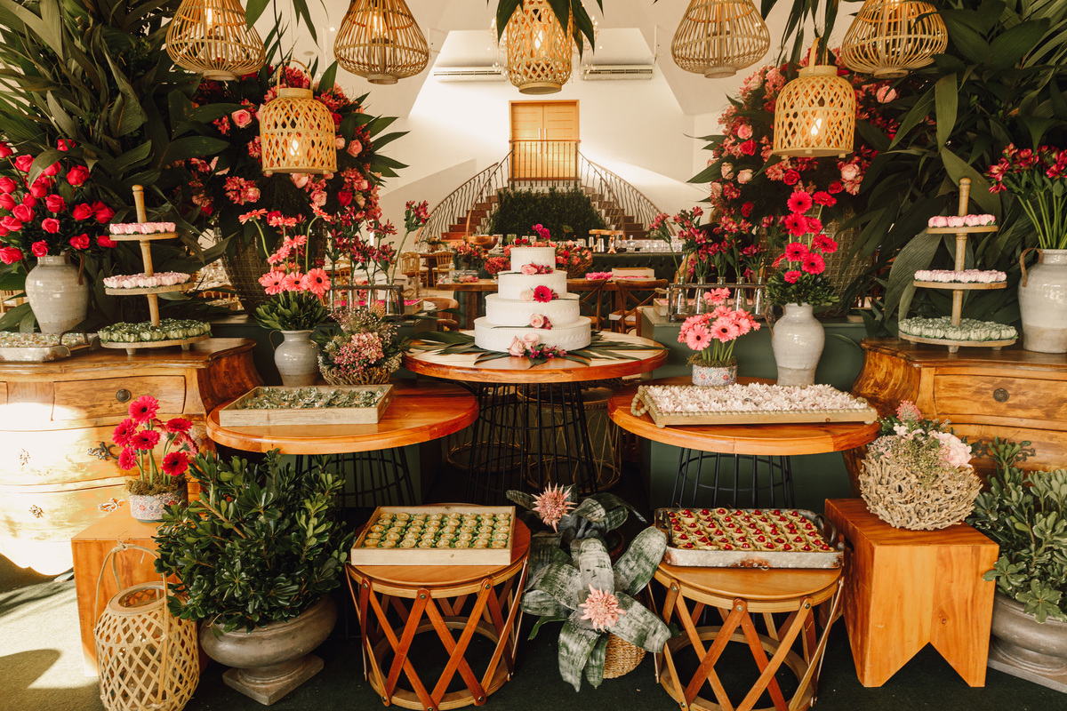 decoração estilo boho em maringá salão de festas palet verde escuro vermeolho e rosa