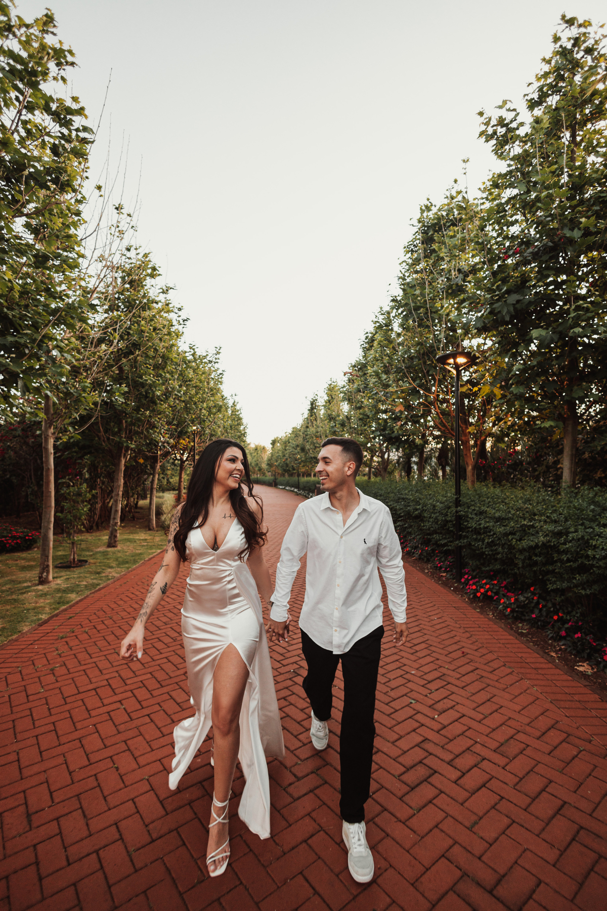 Ensaio de casal externo no Euro Garden Maringá pré wedding ao ar livre minimalista fotógrafo de casais em Maringá