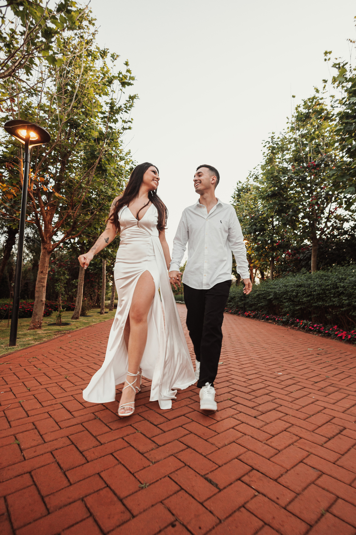 Ensaio minimalista de pré wedding ao ar livre Euro Garden Maringá ideias de lugares gratuitos para fazer seu pré wedding melhor fotógrafo de Maringá