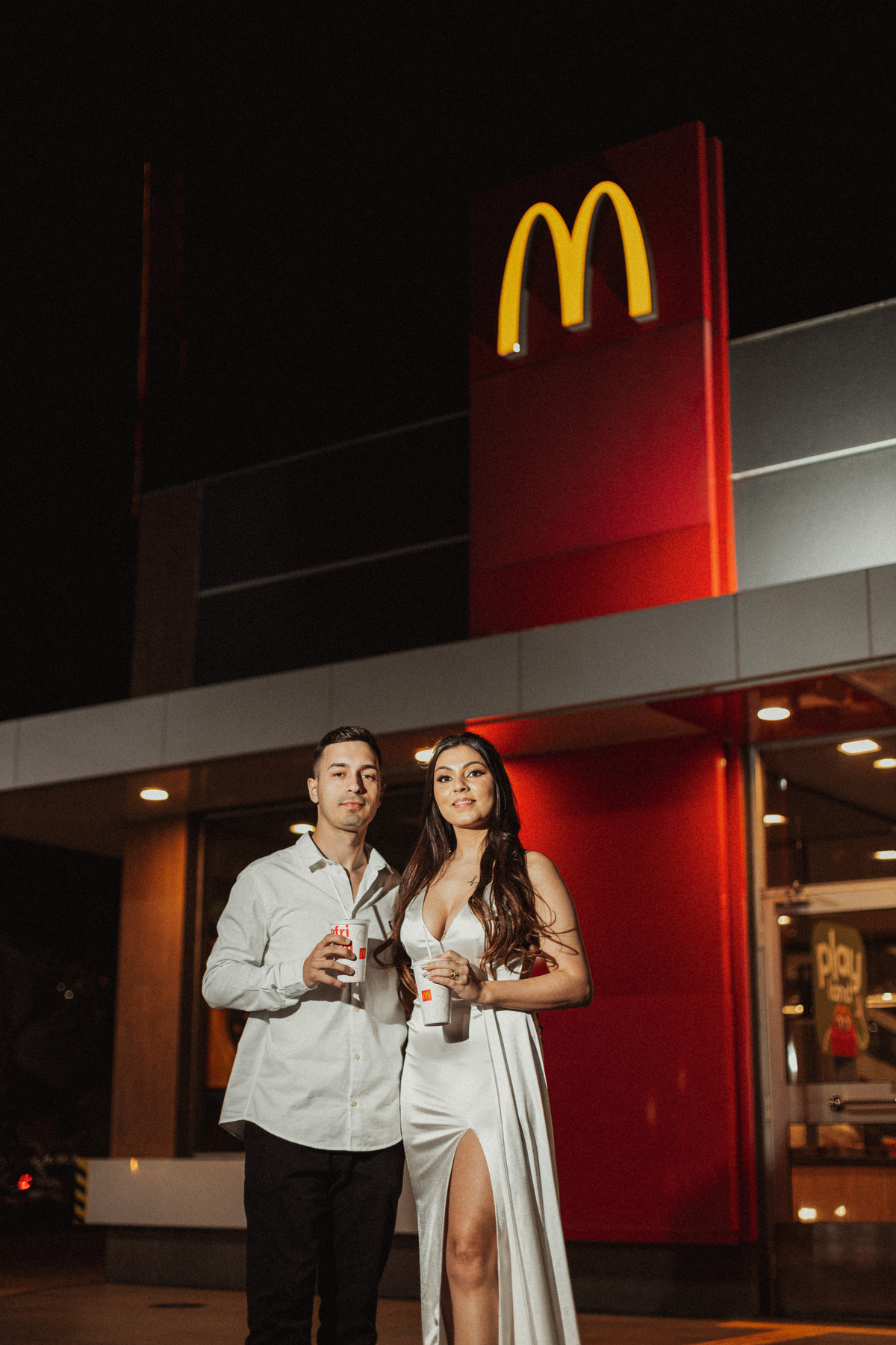 Ensaio urbano de casal no Mc Donald's à noite pre wedding na cidade de maringá ideia de fotos no mc donalts a noite 