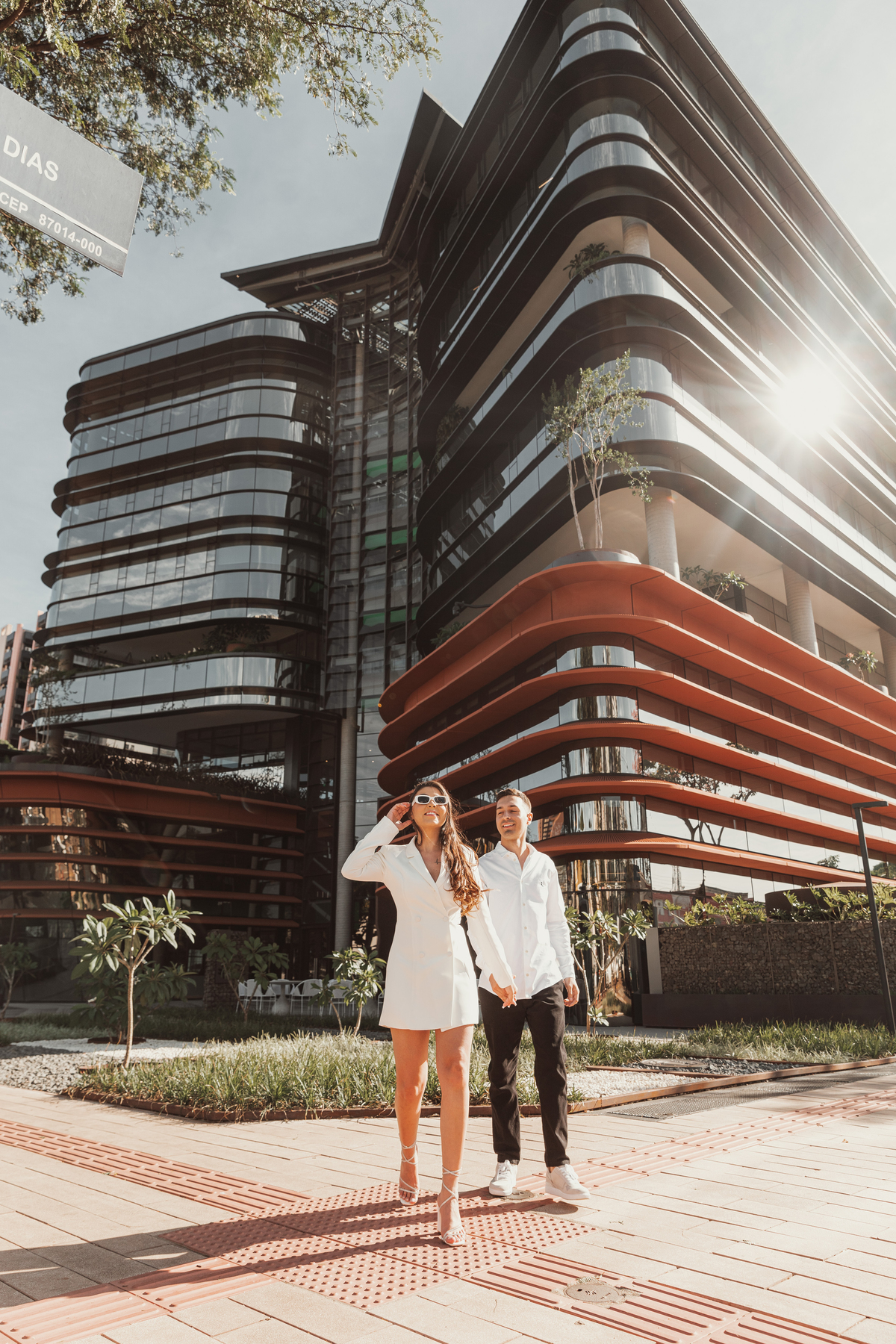 Ensaio pré wedding no Sicredi Dexis em Maringá ensaio urbano moderno ao ar livre externo ideia de lugares gratuitos para pré wedding em maringá ensaio de casal