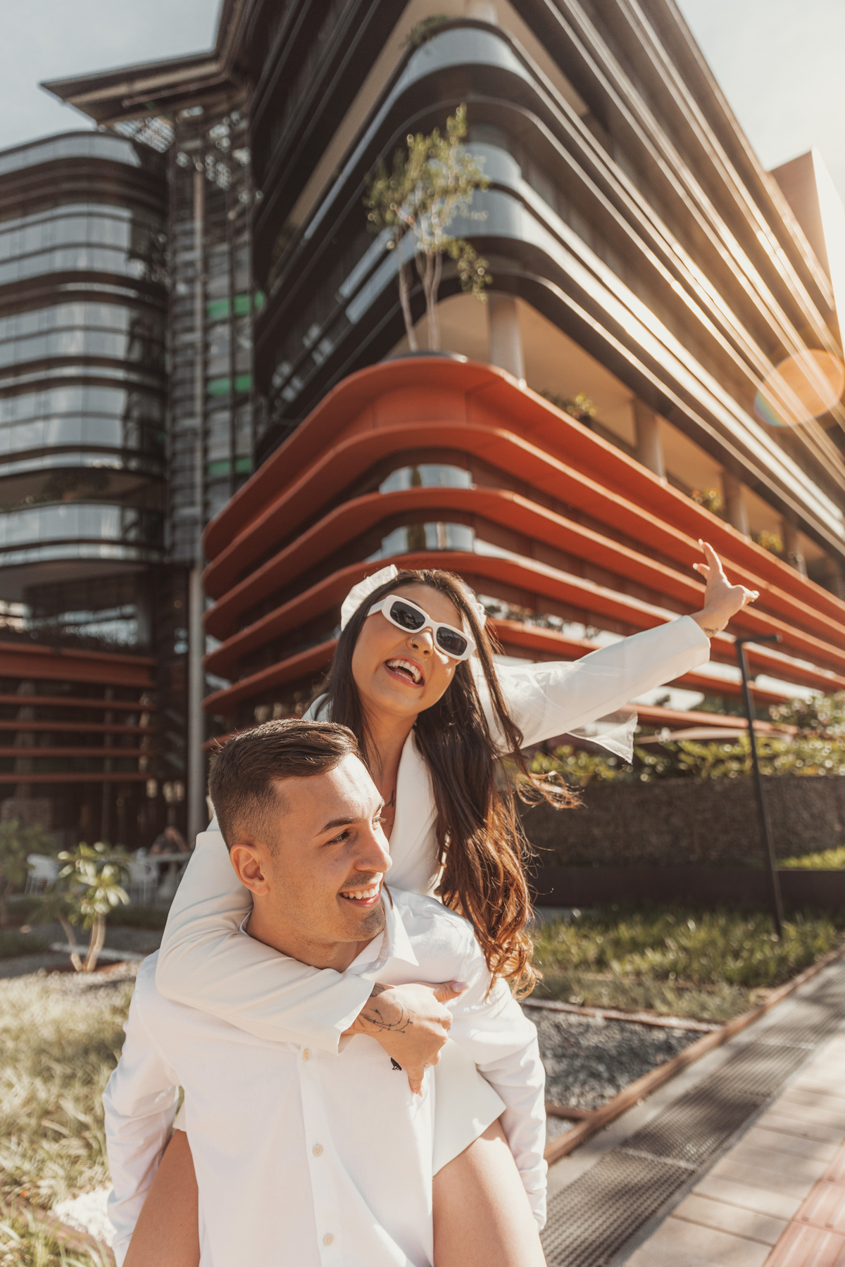 Ensaio de casal externo urbano Sicredi Dexis Maringá ensaio moderno pre wedding fotografo maringá ideias de cenários para pre casamento