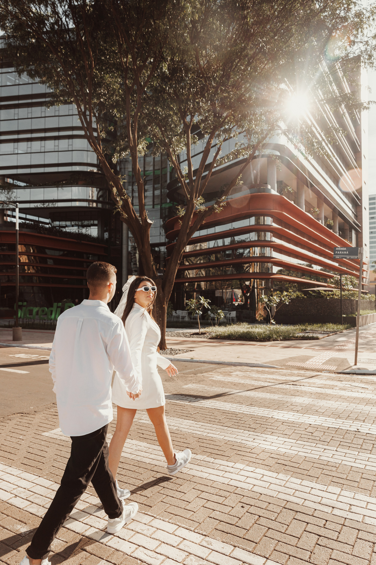 Ensaio de casal externo urbano moderno pre wedding ideias minimalista centro da cidade 