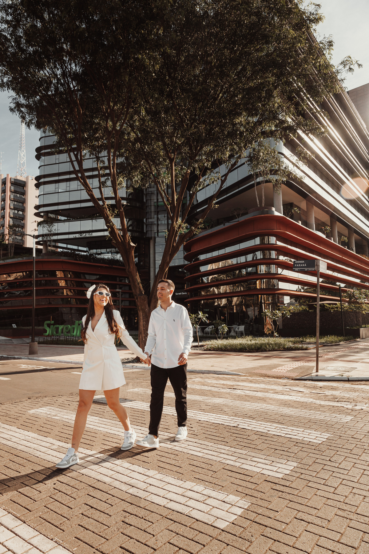 Ensaio de casal externo urbano moderno no centro de Maringá ideias para fotos de casal na rua Sicredi Dexis ensaio minimalista fotógrafo em maringá 