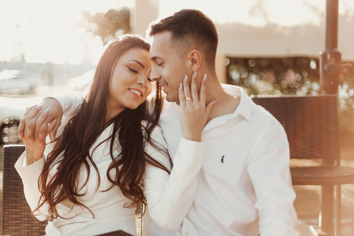 Ensaio de pré wedding minimalista no Euro Garden Maringá fotos no fim de tarde ensaio externo de casal ao ar livre