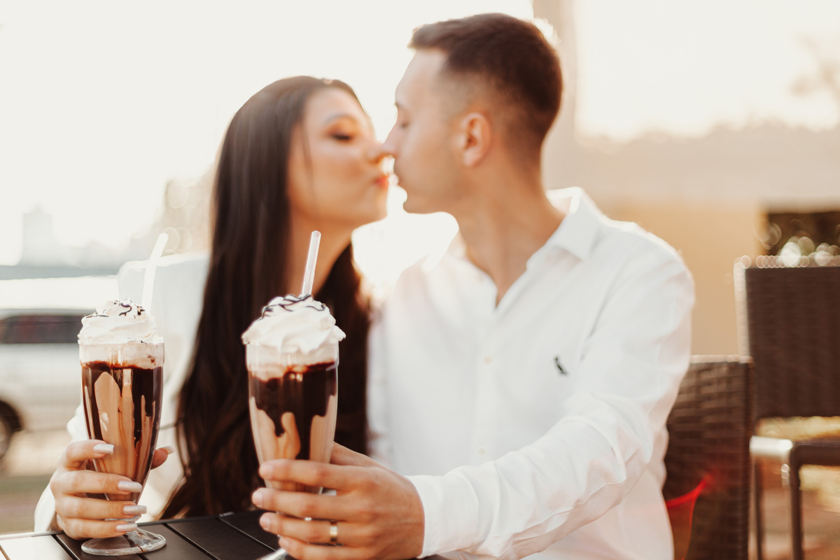 Inspiração de fotos de casal tomando sorvete ensaio externo com luz natural minimalista Euro Garden Maringá