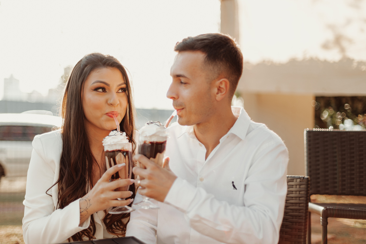 Pré Wedding ao ar livre sorveteria casal tomando sorvete fotos ensaio externo fotógrafo Maringá