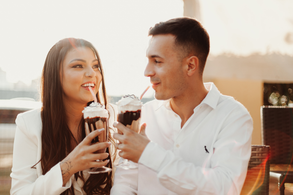 Ensaio de casal ao ar livre fim de tarde inspiração de foto tomando sorvete pré wedding minimalista 