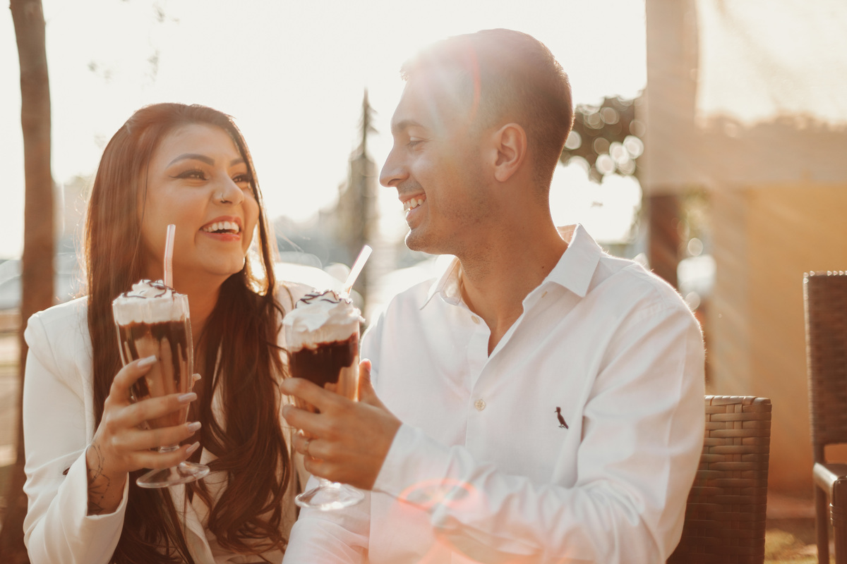 Ensaio de pré wedding no Euro Graden Maringá fotos com luz natural ensaio externo com sorvete de chocolate fotos de casal melhor fotógrafo de Maringá 