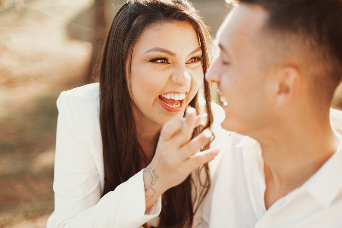 Fotos divertidas para fazer em casal tomando sorvete ideias para pré wedding minimalista ao ar livre ensaio externo no Euro Garden Maringá