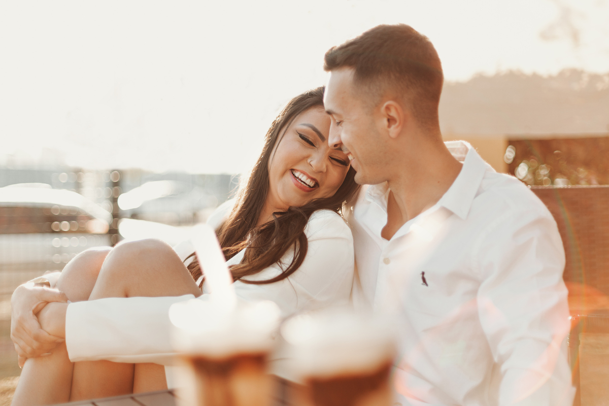 Ensaio de casal ao ar livre em Maringá ideias para fotos de casal ensaio externo pré wedding em sorveteria melhor fotografo de Maringá e região