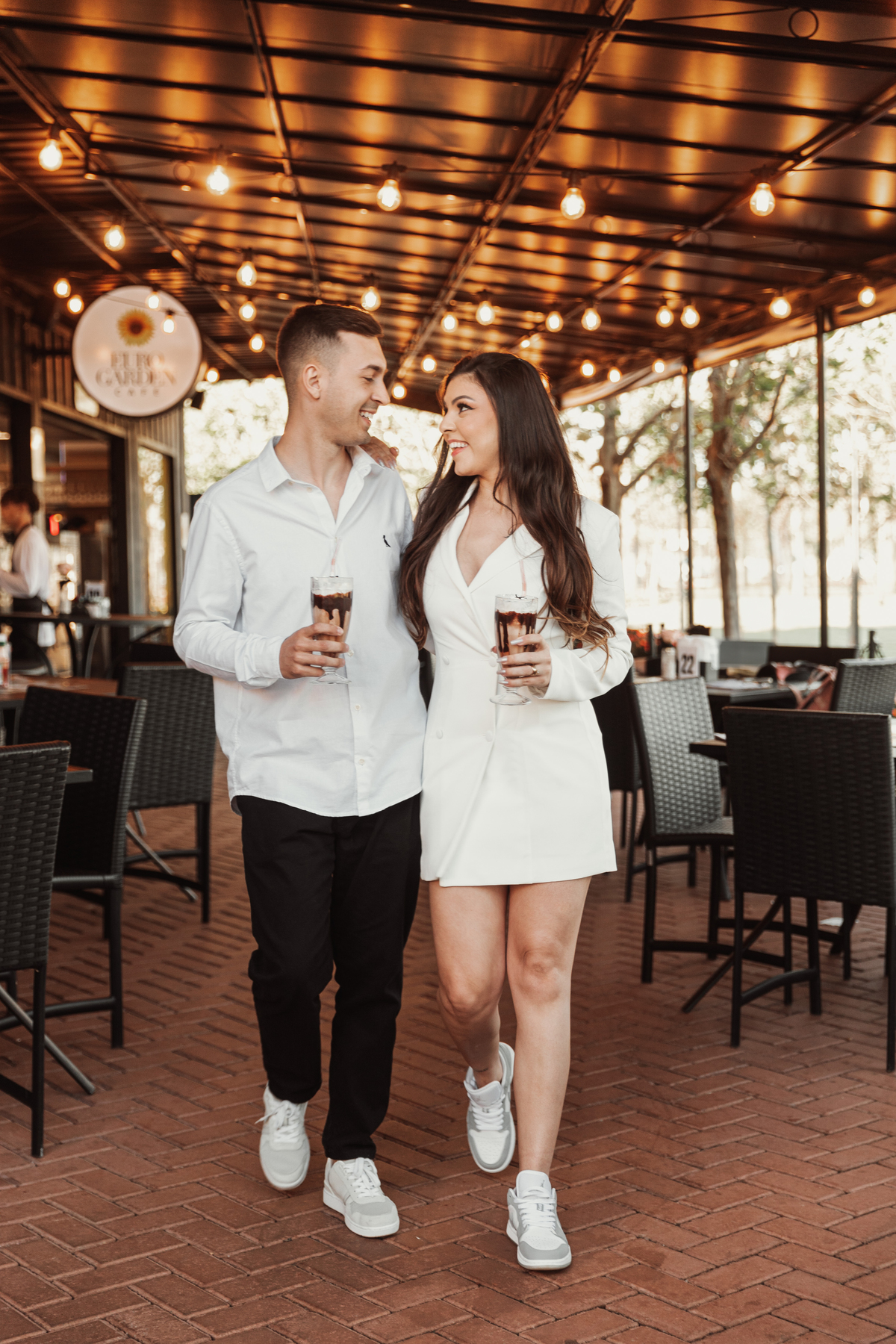 Ensaio de casal no Euro Garden Maringá ideias de lugares gratuitos para fazer seu pré wedding minimalista fotos com sorvete ensaio de casal em cafeteria ideias
