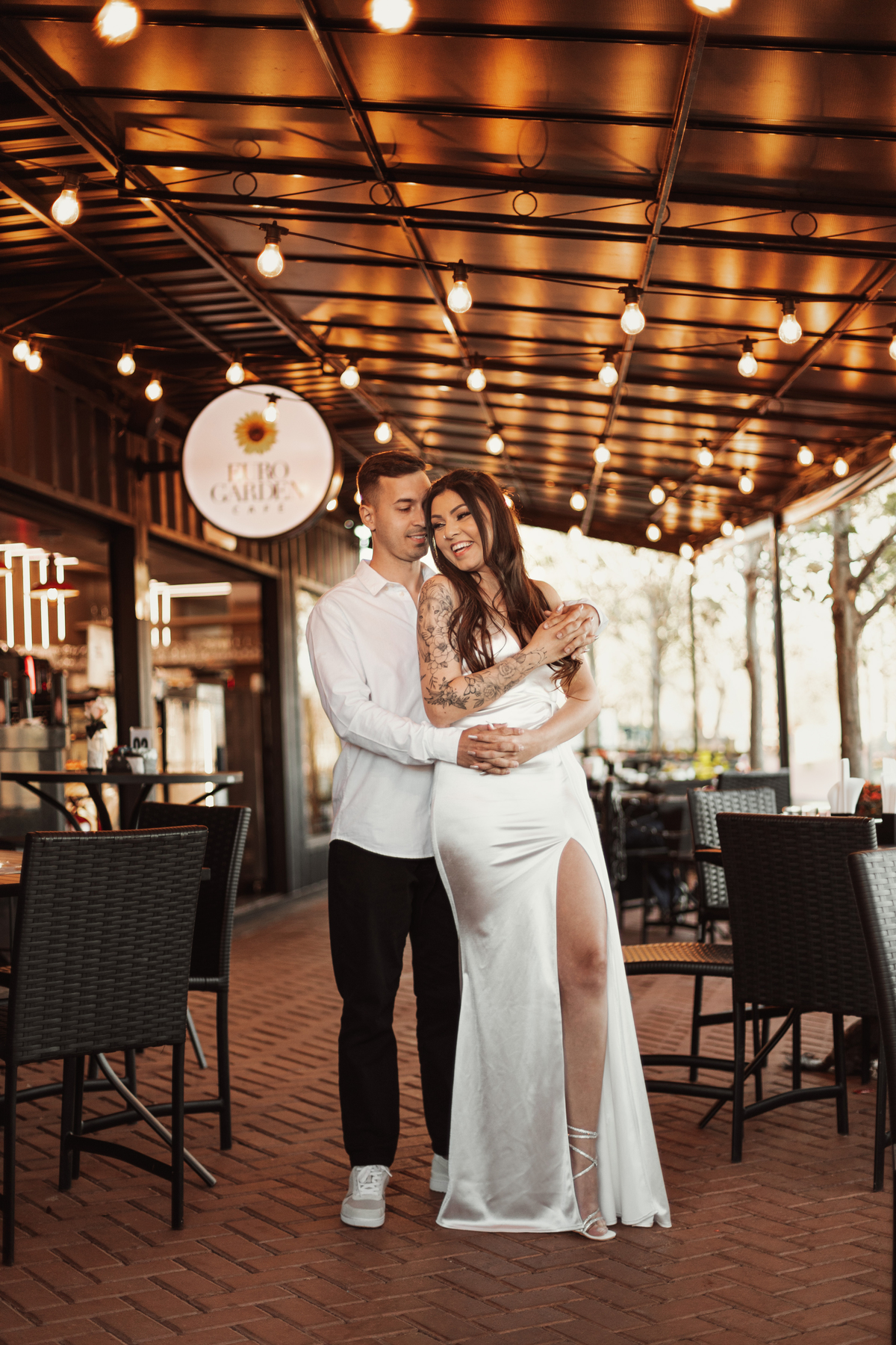Ensaio de pre casamento minimalista em cafeteria com luzes amarelas ensaio de casal no Euro Garden Maringá ideias de lugares gratuitos para fazer seu ensaio em Maringá melhor fotógrafo Paraná
