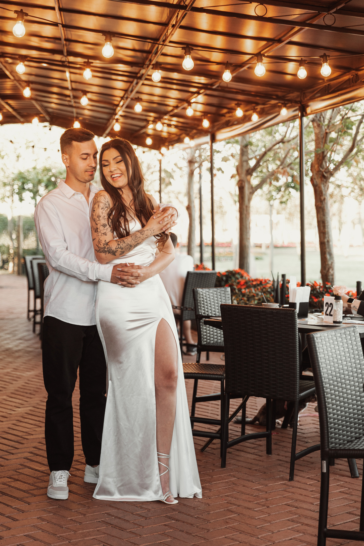 Ensaio de casal em cafeteria pre wedding no euro garden maringá ensaio minimalista fotógrafo em maringá