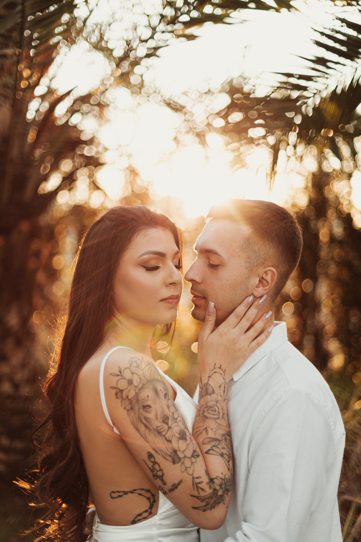 Ensaio de casal no Euro Garden Maringá fotos no por do sol ensaio externo ao ar livre com luz natural ensaio minimalista