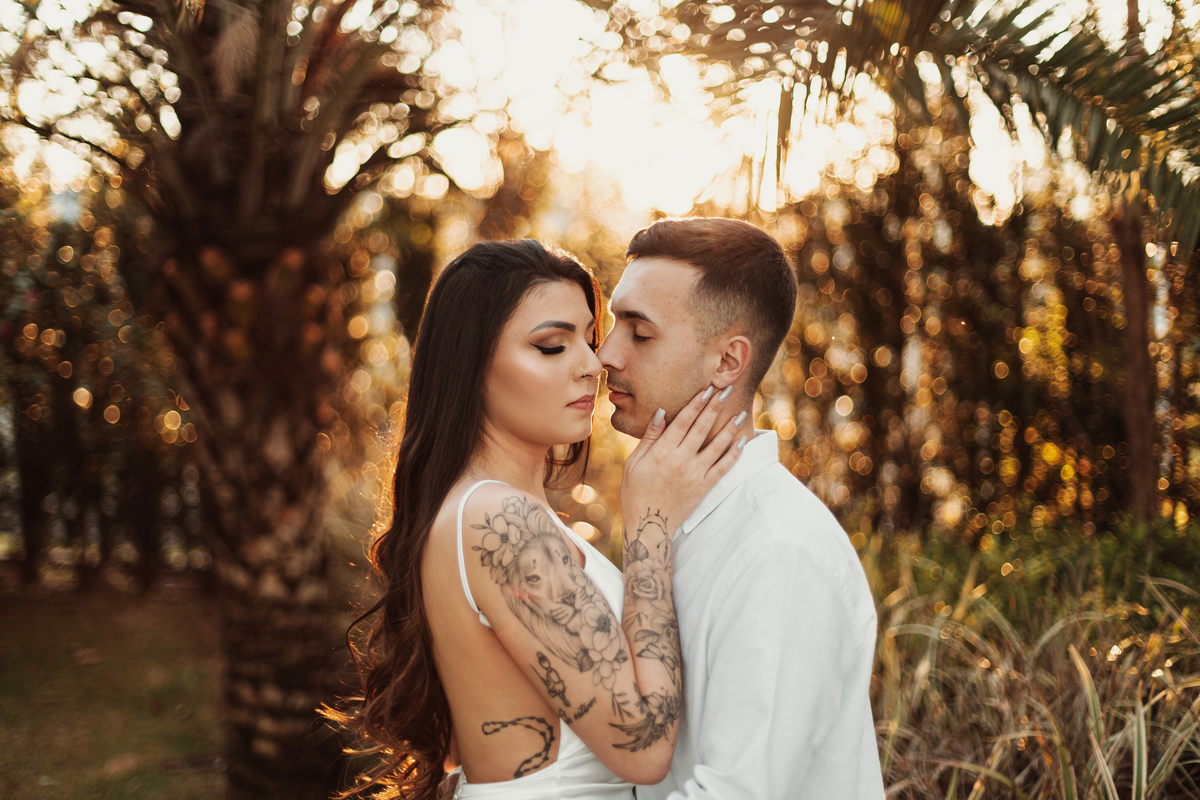 Ensaio externo de casal Euro Garden Maringá fotos com luz natural por do sol ensaio minimalista fotógrafo de casais em Maringá lugares gratuitos para fazer seu pré weddding