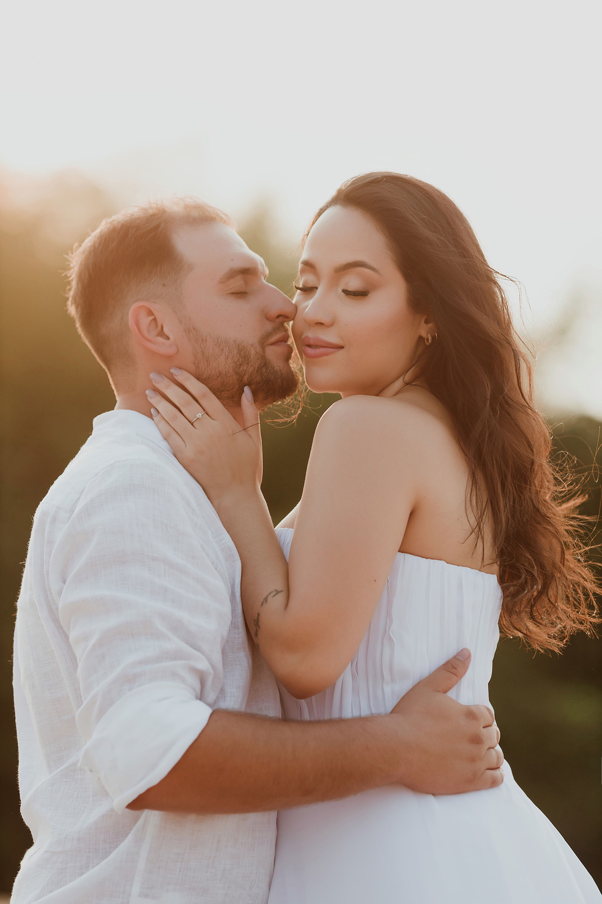 Ensaio pré wedding em Porto Rico Paraná fotos no por do sol hora dourada inspiração de ensaio de casal externo minimalista