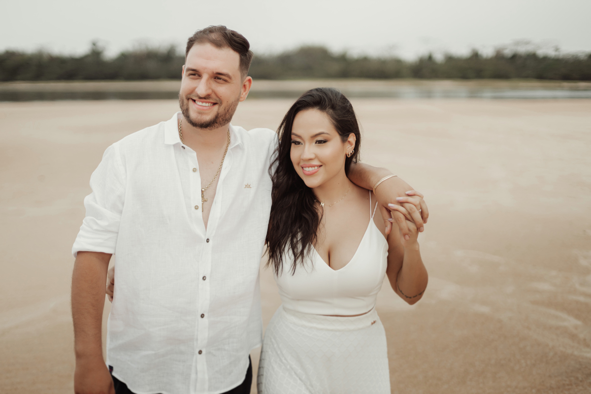 Ensaio de pre casamento externo em Porto Rico Paraná fotógrafo de casais em Maringá e região fotos ao ar livre 