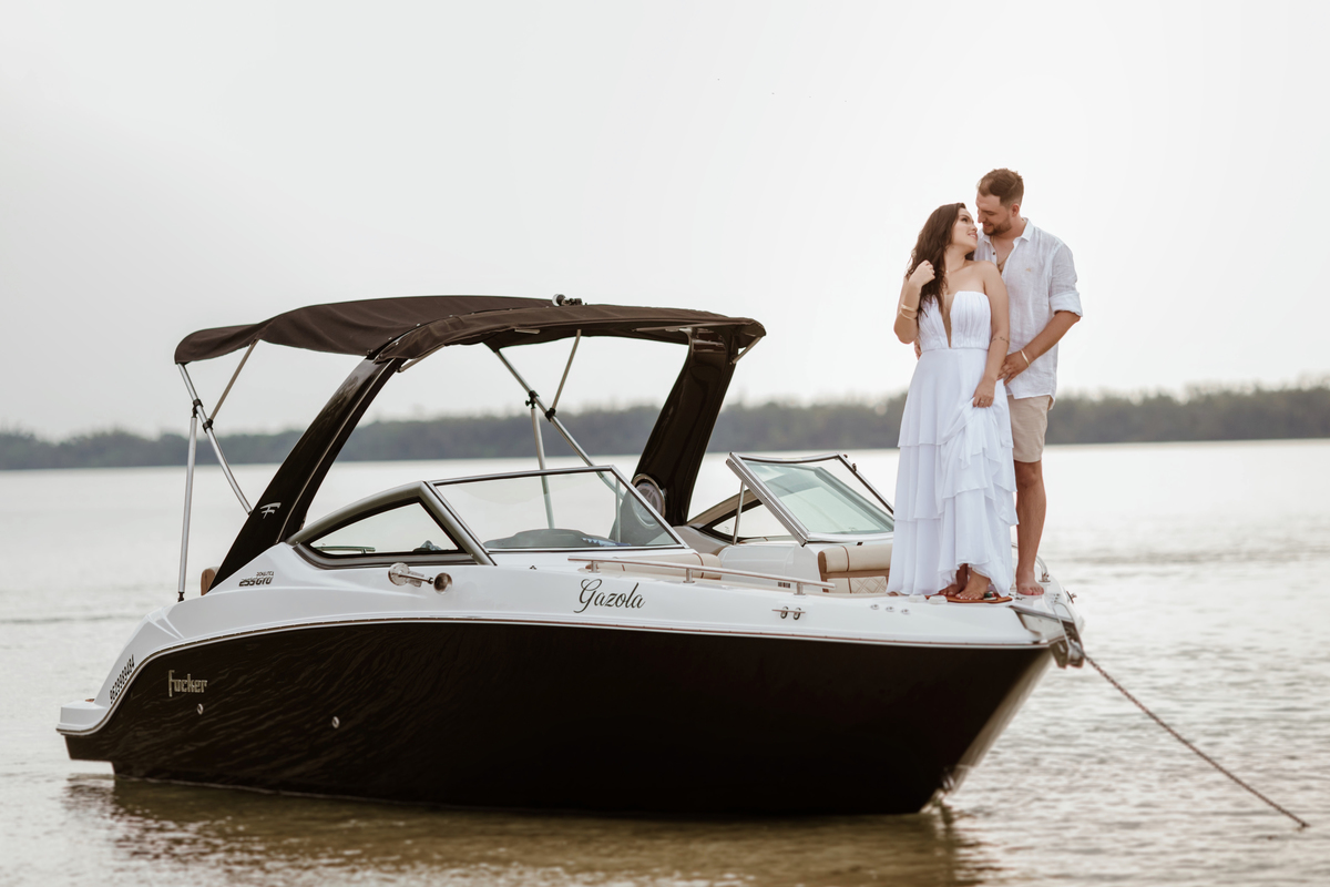 Ensaio de pre wedding em Ilha fotos no barco lancha ensaio no rio Porto Rico Paraná ensaio de casal