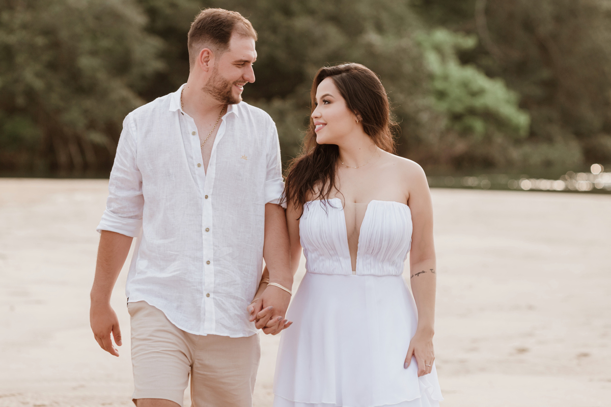 Ensaio de pré wedding em ilha de Porto Rico Paraná ensaio minimalista externo de casal ao ar livre fotografo de casais maringá e região