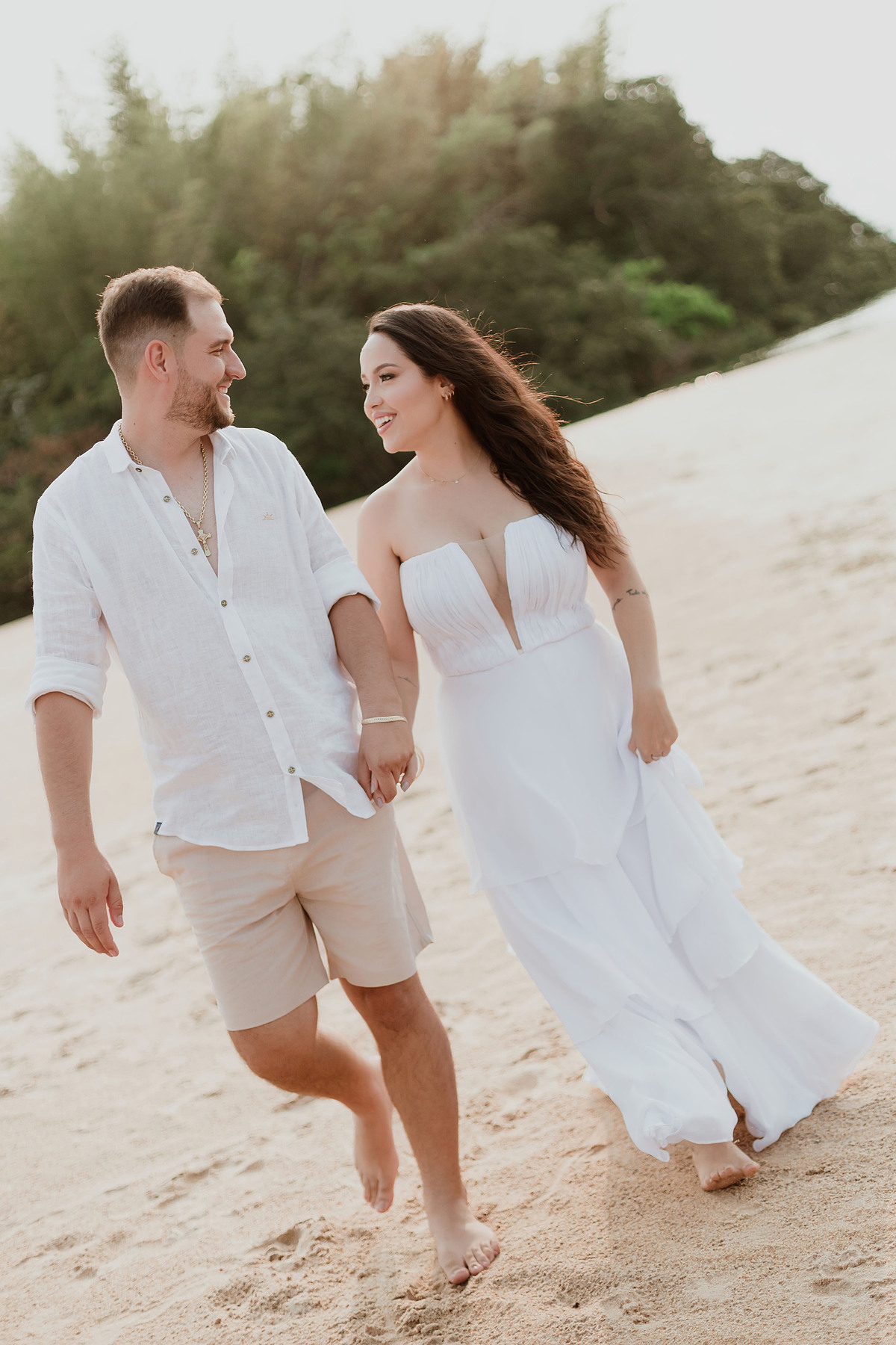 Ensaio fotográfico de casal em Porto Rico Paraná ensaio externo de casal minimalista em tons claros fotos na areia