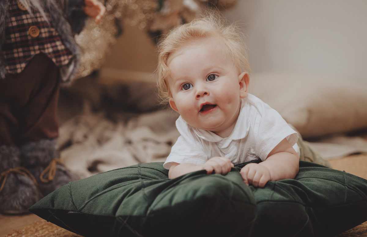 Ensaio infantil bebê em cenário de natal em maringá fotógrafo de família ensaio em estúdio de luz natural