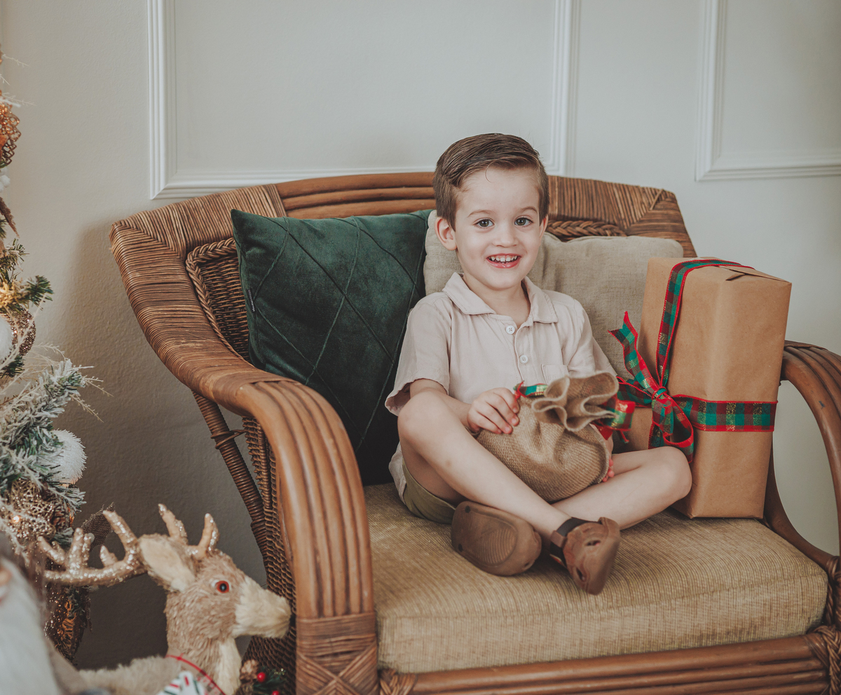 Ensaio infantil de natal em maringá cenário de natal fotografo de família 