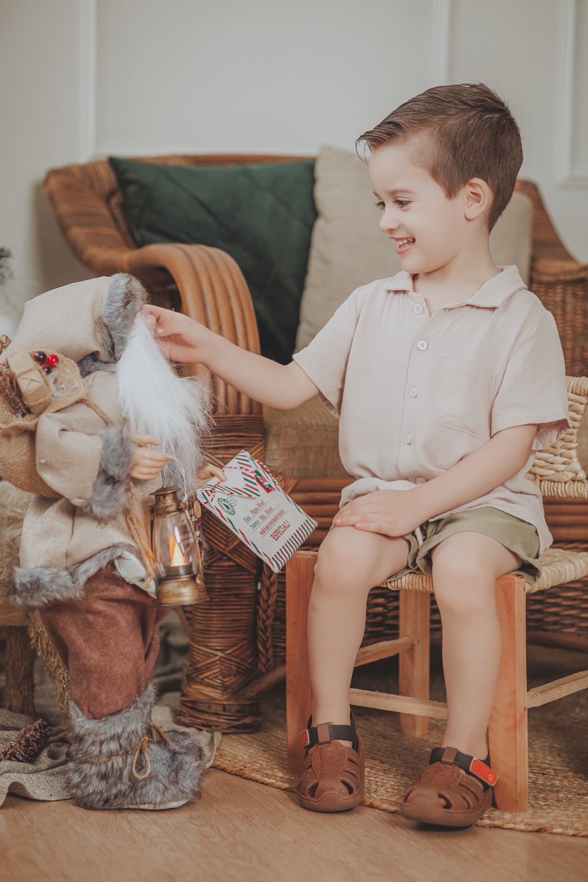Ensaio infantil natalino cenário de Natal fotografo de família em Maringá