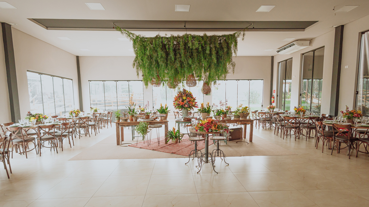 Inspiração de decoração simples para salão de festas de dia  chácara Lalinda Maringá local para casamentos 