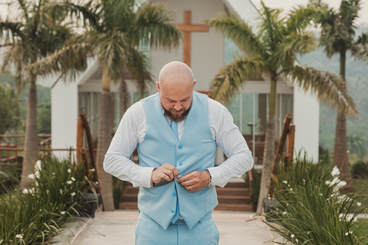 making of de noivo ao ar livre noivo com terno azul claro chácara Lalinda Maringá e região