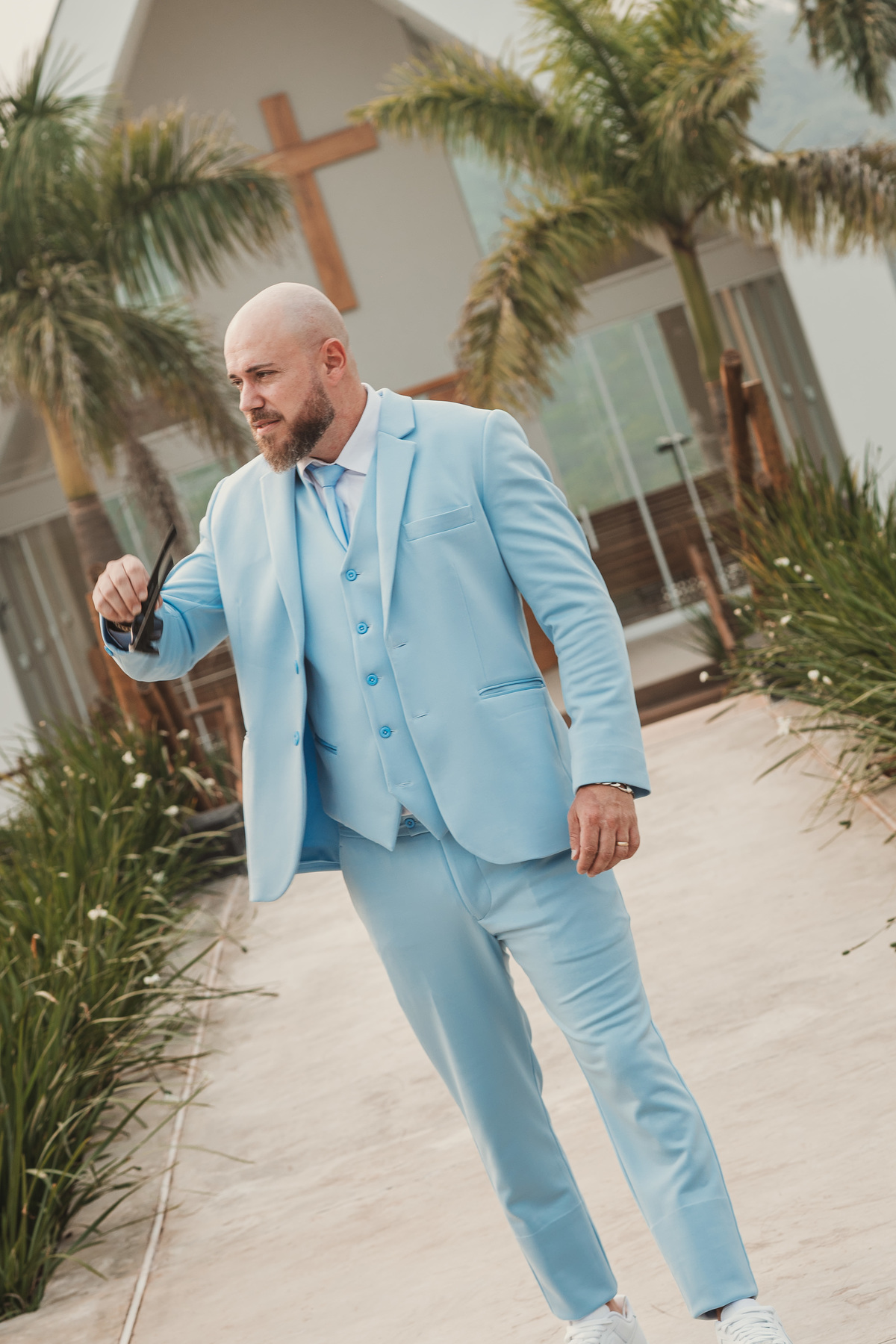 inspiração de foto para making of do noivo terno azul claro chácara Lalinda Maringá e região