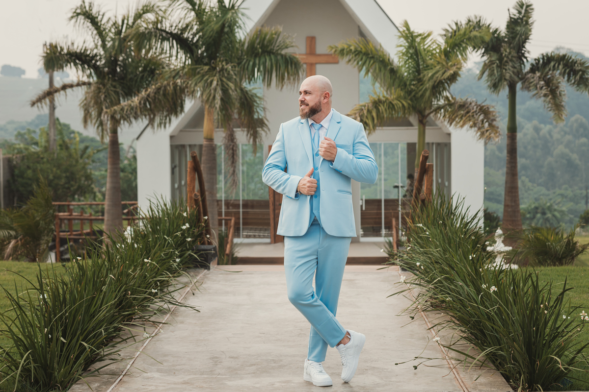 ideias de fotos para making of de noivo inspiração terno azul bebê tênis branco chácara Lalinda Maringá e região capela