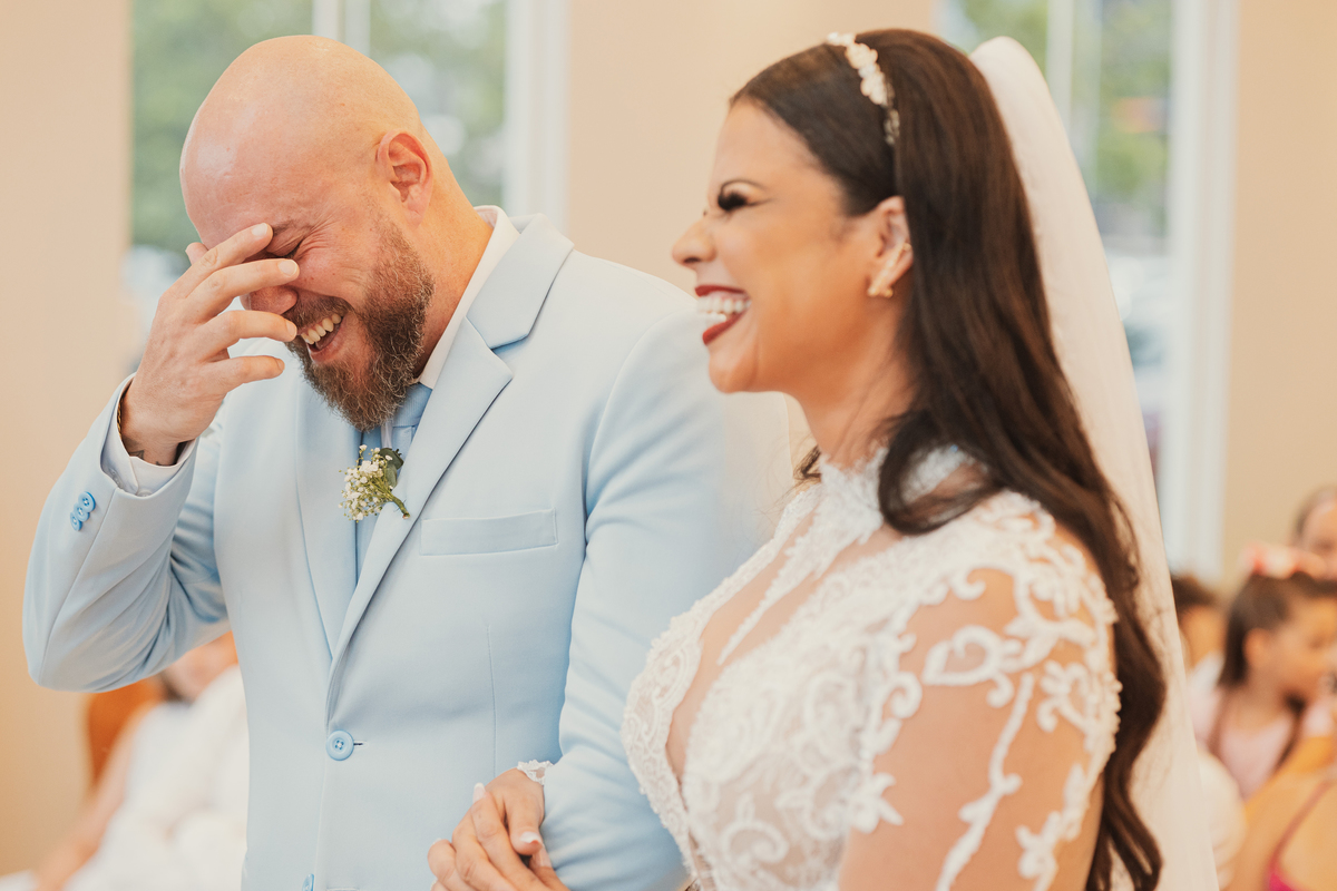 Fotos espontâneas noivos rindo durante cerimônia na capela da chácara Lalinda Maringá e região