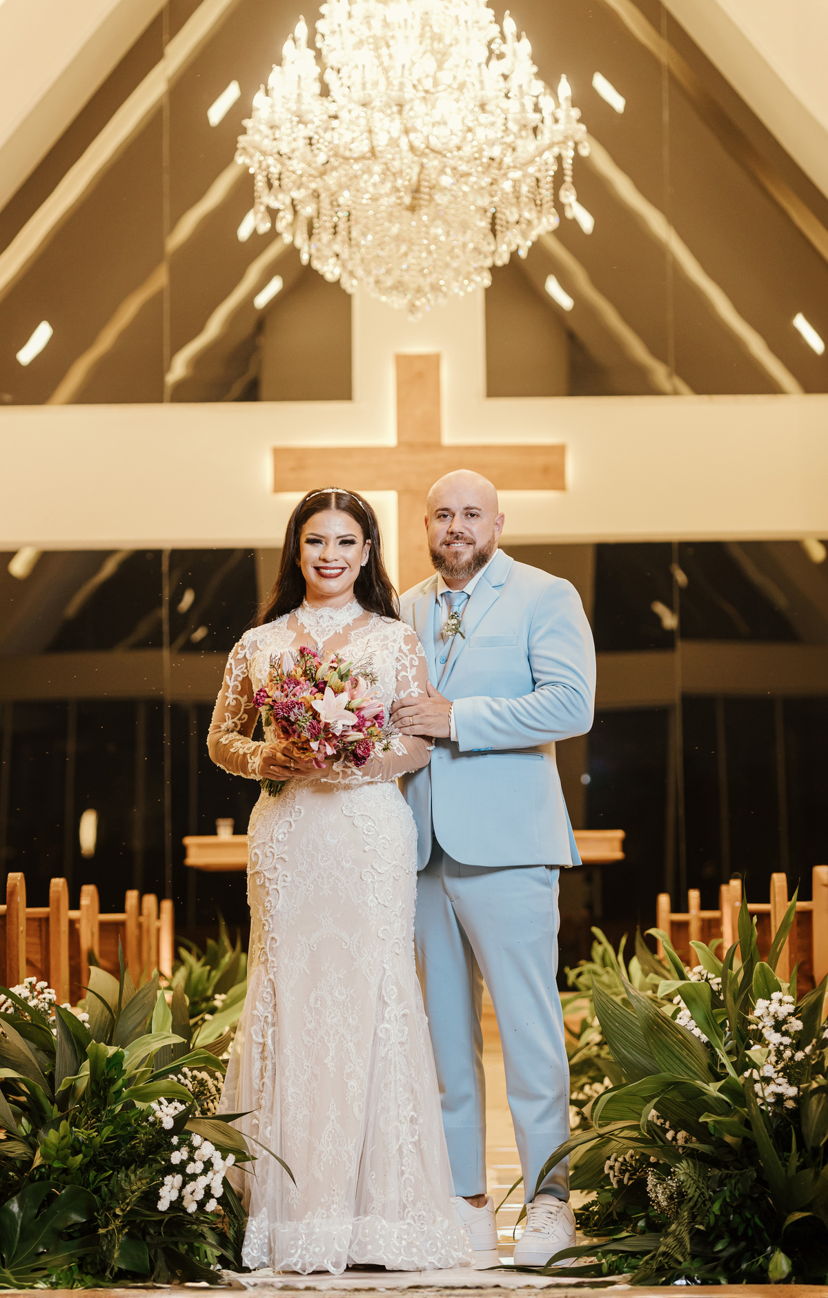 retratos dos noivos na capela da chácara Lalinda Maringá e região fotógrafo de casamentos noivo de terno azul claro e noiva de vestido sereia bordado manga longa