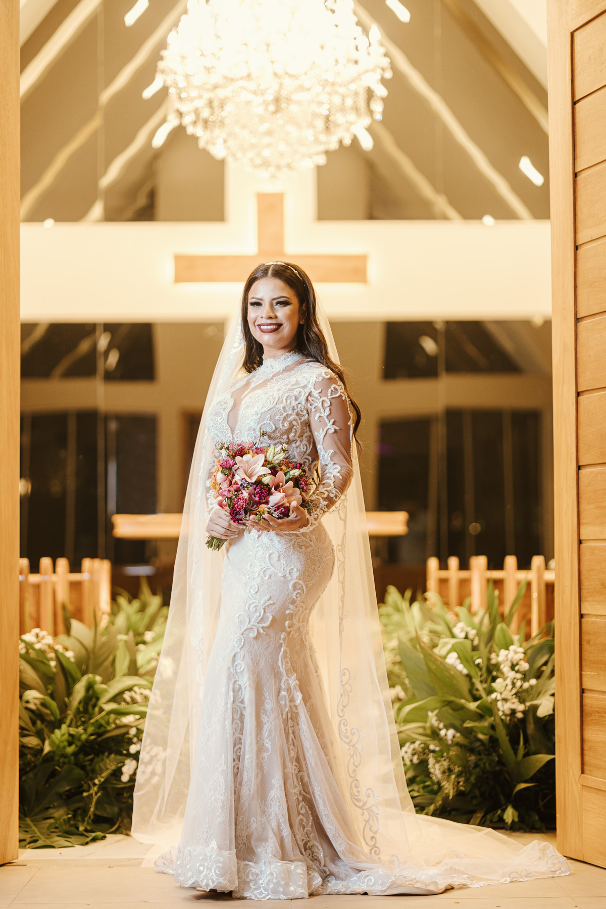 Retratos de noiva na capela da chácara Lalinda Maringá noiva de vestido sereia bordado manga longauquê alaranjado