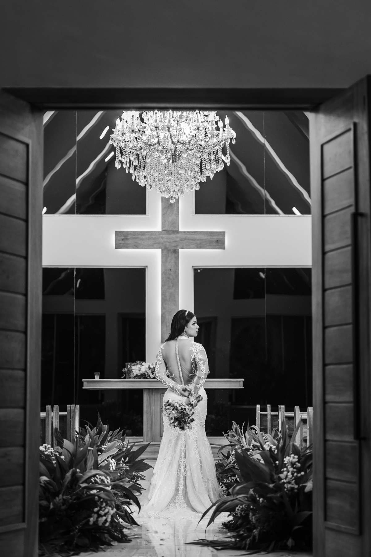 Retratos de noiva na capela da chácara Lalinda Maringá noiva de vestido sereia bordado manga longa costas à mostra 