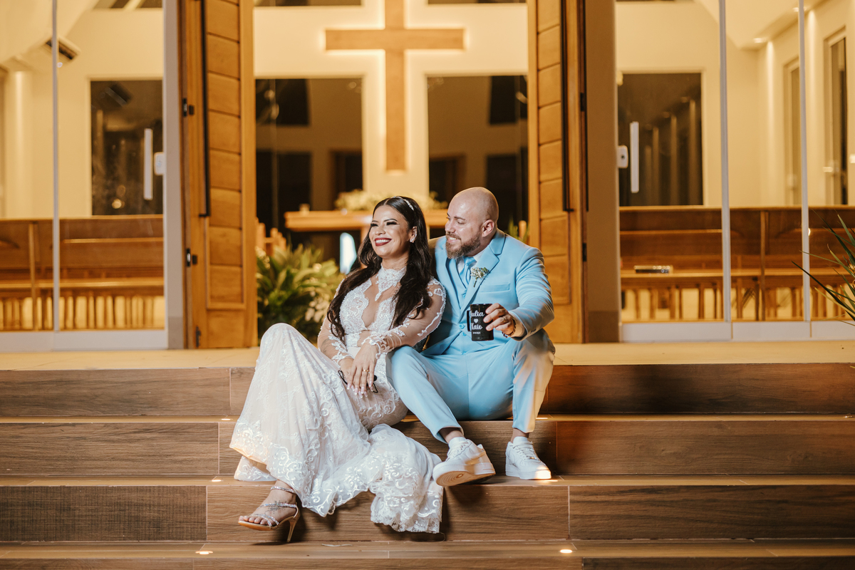 retratos dos noivos sentados na escada da capela da chácara Lalinda Maringá à noite 
