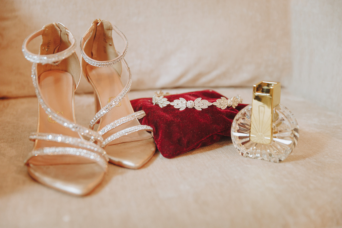 Detalhes making of de noiva, salto com brilho dourado acessórios e perfume