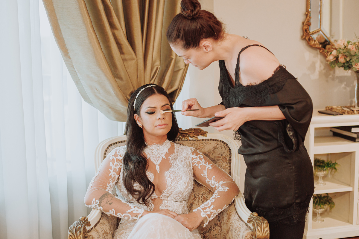 noiva sendo maquiada durante o making of noivas em maringá inspiração de vestido sereia penteado e cabelo para noivas