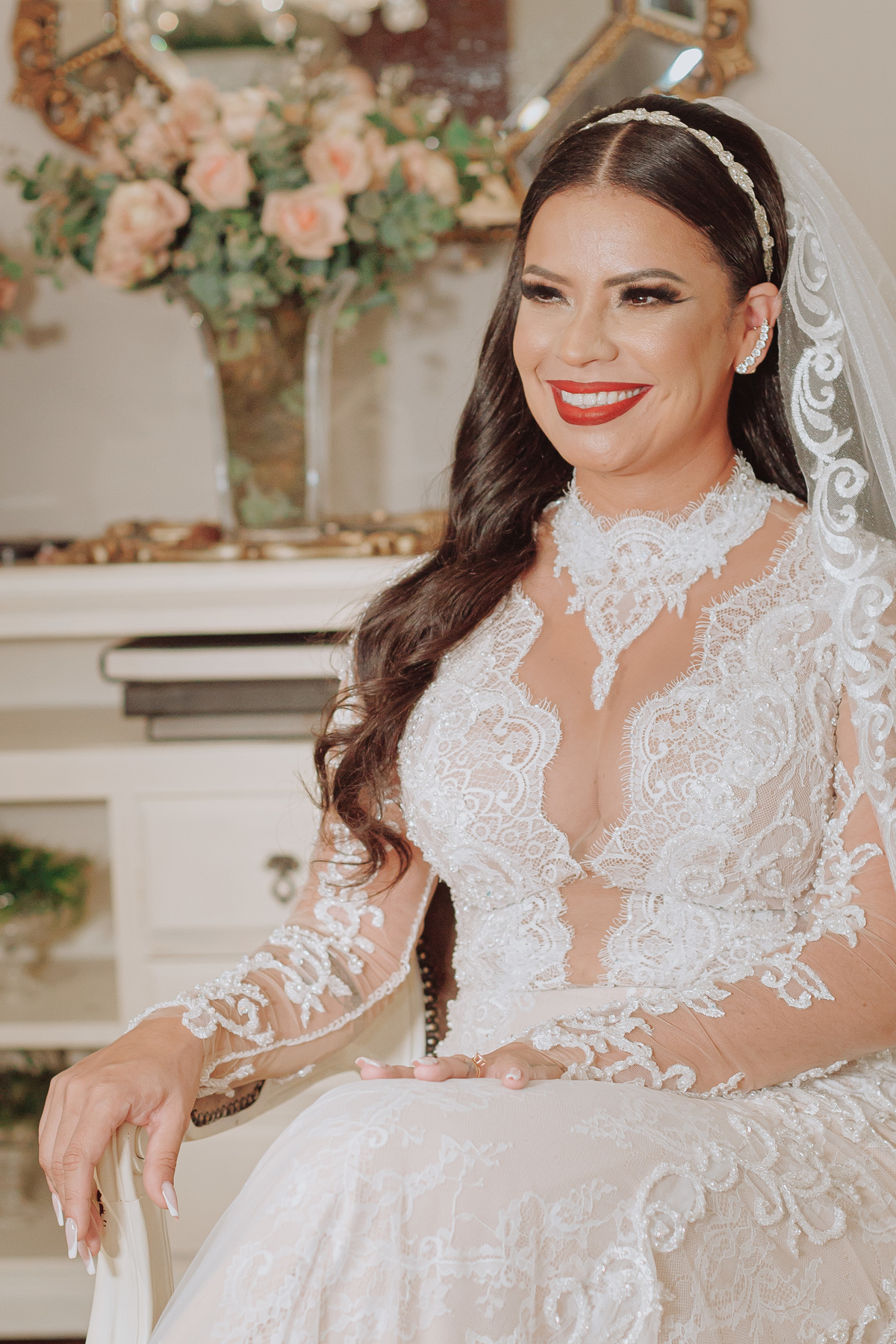 inspiração de maquiagem com batom vermelho para noivas ideia vestido de noiva manga longa com decote bordado 