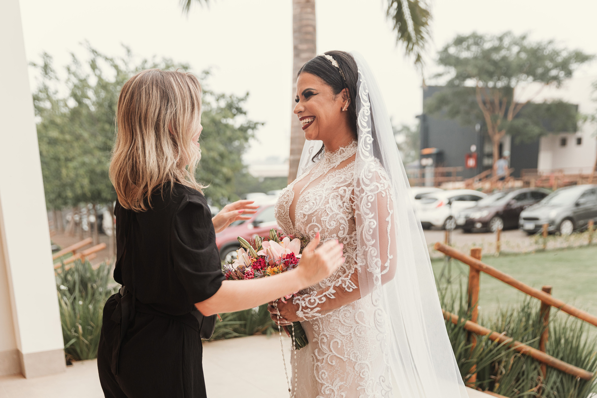 encontro da noiva com acessoria antes de entrar na igreja inspiração de fotos para casamento