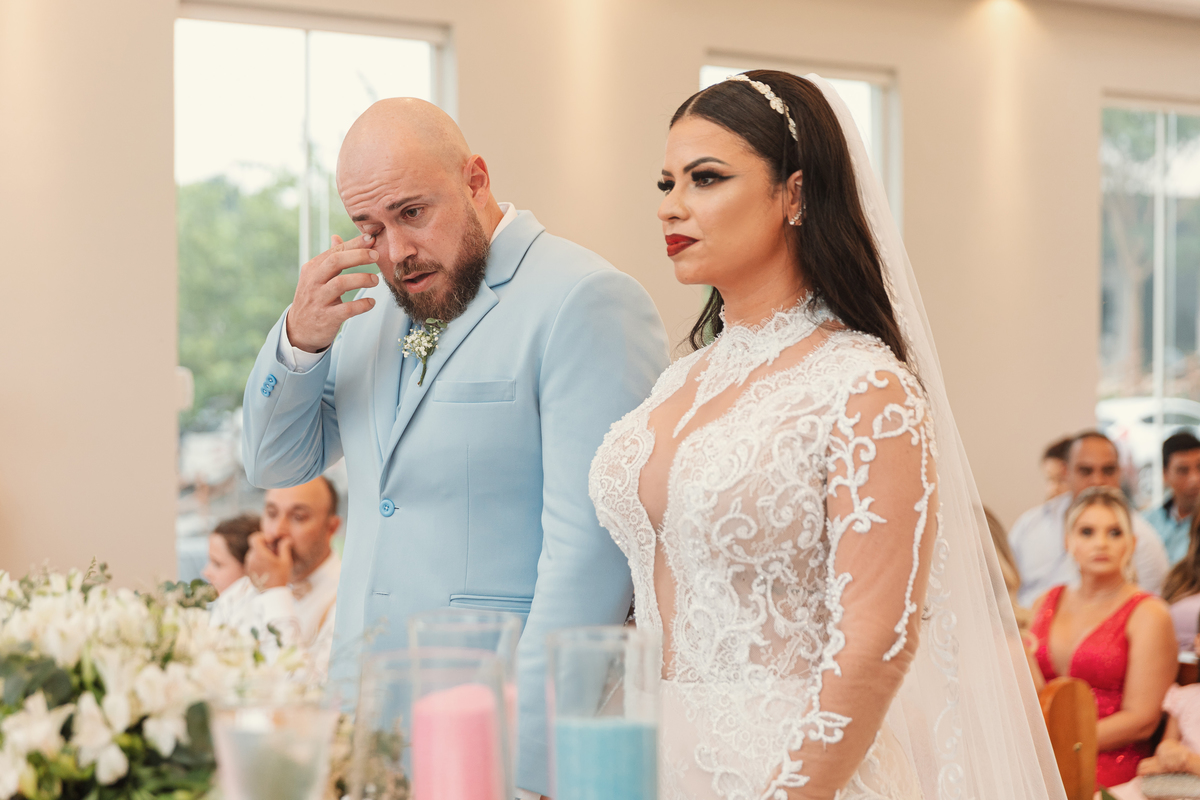 noivo emocionado durante cerimônia na capela chácara Lalinda Maringá e região 