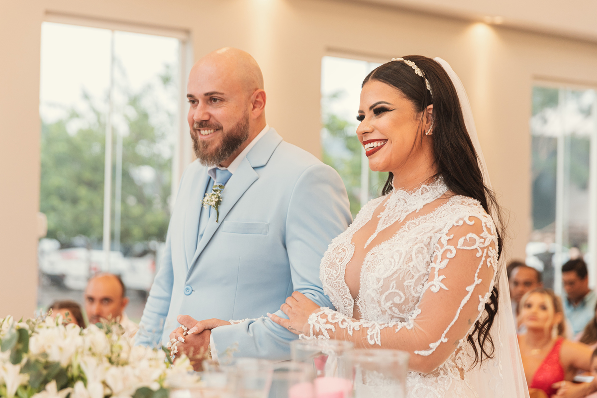 noivos durante cerimônia de casamento na capela da chácara Lalinda Maringá e região fotógrafo de casamentos
