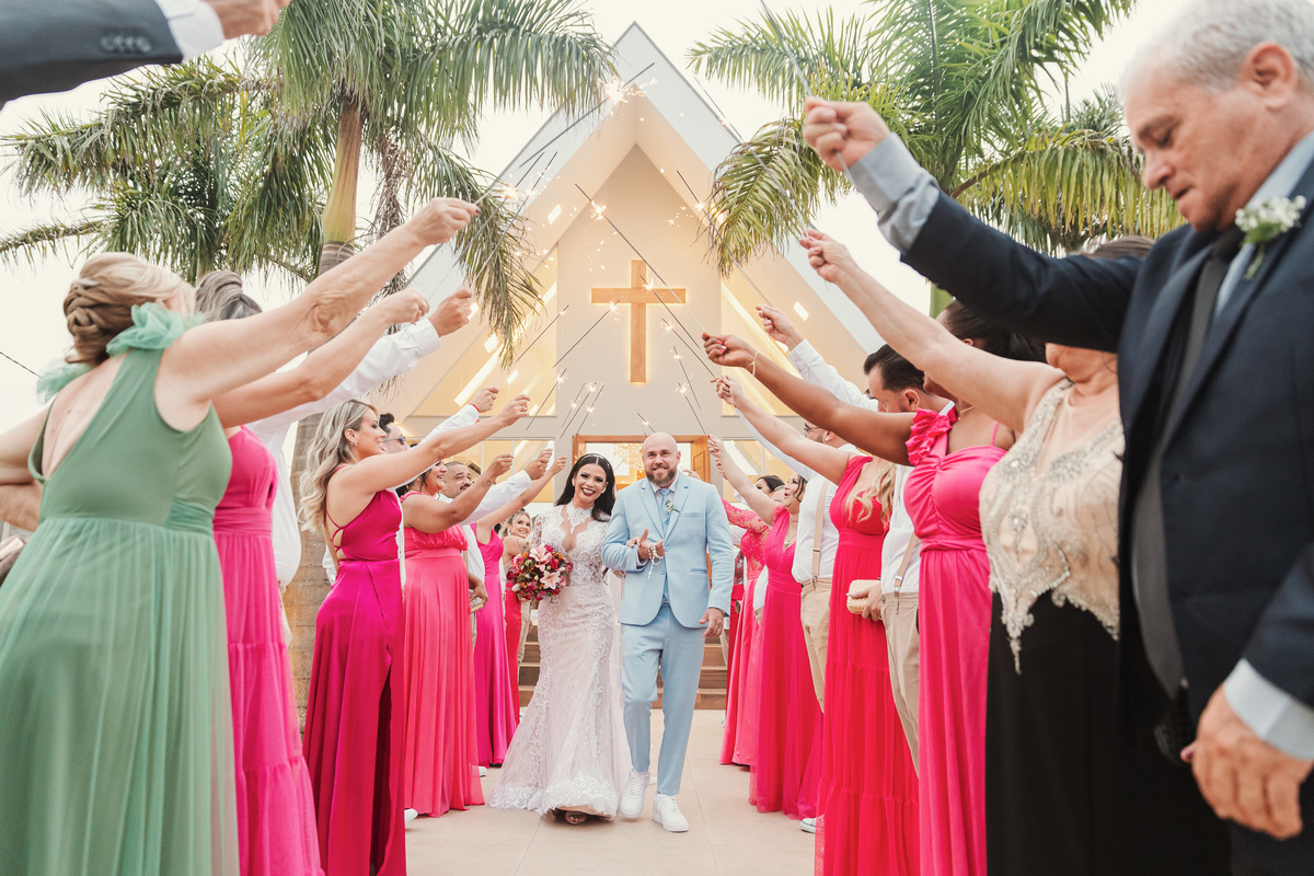 saída dos noivos com velas sparkles na capela da chácara Lalinda Maringá e região fotógrafo de casamentos